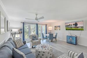 ein Wohnzimmer mit Sofa, Stühlen und einem Tisch in der Unterkunft New Listing! Lagoon Villa 23 - Modern! Near Beach! in Isle of Palms