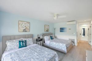 ein Schlafzimmer mit zwei Betten und einer Decke in der Unterkunft New Listing! Lagoon Villa 23 - Modern! Near Beach! in Isle of Palms + 30 Fotos