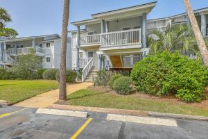 ein Parkplatz vor einem Gebäude in der Unterkunft New Listing! Lagoon Villa 23 - Modern! Near Beach! in Isle of Palms