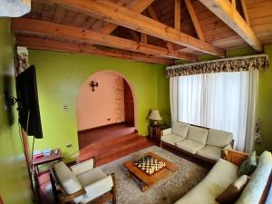 a living room with a couch and a chess board at Casa relax in Coquimbo