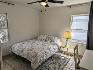 ein Schlafzimmer mit einem Bett und einem Deckenventilator in der Unterkunft Large 3 Bedroom near everything in San Diego in San Diego