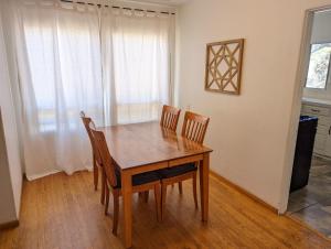 einen Esstisch und Stühle in einem Zimmer in der Unterkunft Large 3 Bedroom near everything in San Diego in San Diego