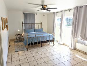 ein Schlafzimmer mit einem Bett und einem Deckenventilator in der Unterkunft Large 3 Bedroom near everything in San Diego in San Diego