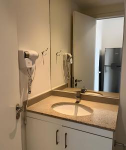 a bathroom with a sink and a mirror at Estúdio aconchegante na Sé in Sao Paulo