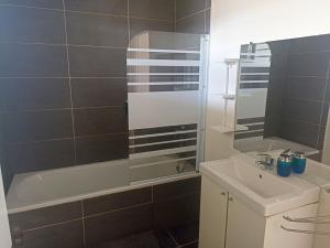 Fotografie z fotogalerie ubytování Hôtel Les 12 Collines, Ivato Aéroport v destinaci Abohijanahary + 50 fotografií