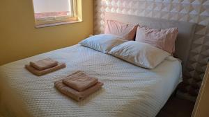 a bed with two towels on top of it at Vakantiehuis Lycka in Noordwijkerhout +86 photos