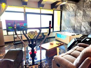 ein Wohnzimmer mit 2 Sofas und einem Videospiel in der Unterkunft Suger Suite Sea View جناح سطح القمر اطلاله بحريه in Dschidda