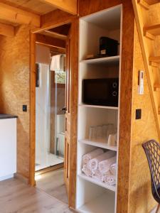 Casa pequeña con cocina y sala de estar. en El Roble Glamping - Cabaña Alpina Familiar, en Lagunilla 9 fotos más