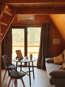 Ruang duduk di El Roble Glamping - Cabaña Alpina Familiar