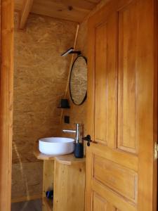 Bilik mandi di El Roble Glamping - Cabaña Alpina Familiar +8 gambar
