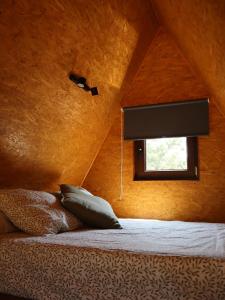 Katil atau katil-katil dalam bilik di El Roble Glamping - Cabaña Alpina Familiar