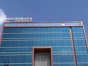 バラナシにあるHotel Ravindraya Residencyの上に看板がある建物