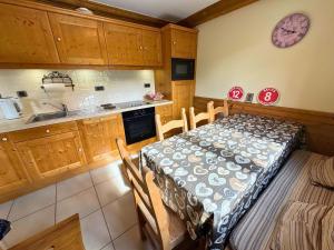 Kuchyň nebo kuchyňský kout v ubytování Appartement confortable pour 6 pers. à Saint-Martin, proche pistes, parking, WiFi - FR-1-452-395