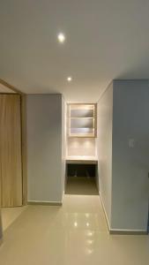 Habitación vacía con paredes blancas y ventana en Dunas del taroa, en Ríohacha