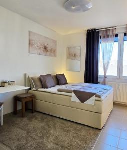 a bedroom with a large bed in a room at Bestlage - Gemütliche Wohnung in der Mainzer City in Mainz