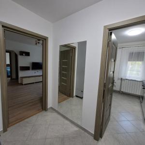 バカウにあるApartament Chrisの廊下 +1枚の写真