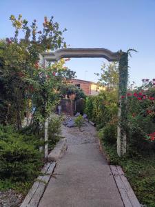 an archway in a garden with flowers and plants at Casa Arbós Casa rural a Arbeca, les Garrigues in Arbeca