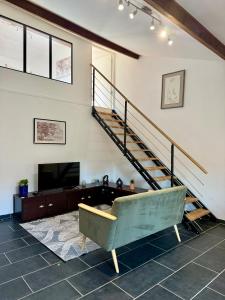 TV a/nebo společenská místnost v ubytování Charmant Duplex rue des Allois - DABNB