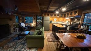 eine Küche und ein Wohnzimmer mit einer Couch und einem Tisch in der Unterkunft Hearth and Timber - A Black Mountain Retreat in Black Mountain + 21 Fotos