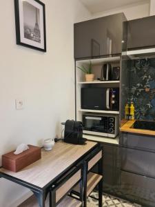 Η κουζίνα ή μικρή κουζίνα στο Joli 2 pièces, Paris 30 min, Wi-Fi rapide +3 φωτογραφίες