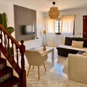 una sala de estar con un sofá y una mesa en Luxury Villa Bella Isabel, en El Médano