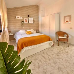 Un dormitorio con una cama grande y una silla. en Luxury Villa Bella Isabel, en El Médano 32 fotos más