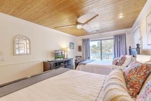 una camera da letto con due letti e una finestra di Lagoon Villa 22 - Private Villa! Close Walk to Beach! a Isle of Palms