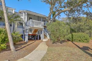 una casa con una scala che conduce a un balcone di Lagoon Villa 22 - Private Villa! Close Walk to Beach! a Isle of Palms