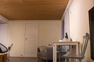 Posezení v ubytování Charming 2BR Tromso Home Wi-Fi & Heater