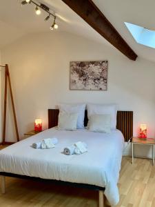 Postel nebo postele na pokoji v ubytování Charmant Duplex rue des Allois - DABNB