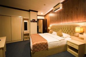 une chambre avec un grand lit dans une pièce dans l'établissement Hotel Seever, à Erbil 57 autres photos