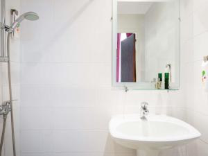 Ένα μπάνιο στο ibis Styles Asnieres Centre +65 φωτογραφίες
