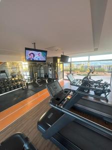 un gimnasio con cinta de correr y TV de pantalla plana en Studio 615 no centro piscina/academia/coworking, en Juiz de Fora 15 fotos más