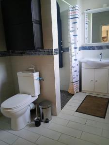 Ένα μπάνιο στο Manoir de kerozet - Chambres chez l'habitant - 3 chiens
