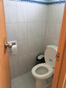 - une petite salle de bains pourvue de toilettes et d'une poubelle dans l'établissement Santander Beach Cottage, à Santander