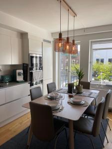 a kitchen and dining room with a table and chairs at Sentrumsnær leilighet Bergen in Bergen +26 photos
