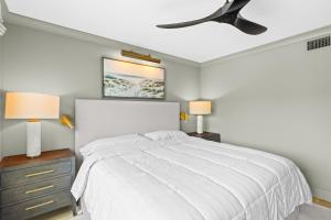 Ένα ή περισσότερα κρεβάτια σε δωμάτιο στο New Listing! Seagrove Villa 3A - Luxurious Ocean View!