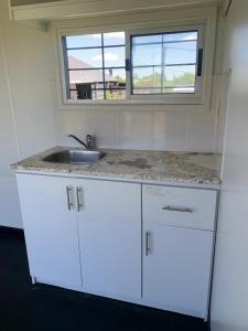 Dapur atau dapur kecil di Contenedor monoambiente Colonia del Sacramento