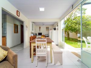 a kitchen and dining room with a table and chairs at Casa ampla perto da praia AG5245 in Gravata