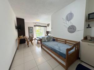 sypialnia z łóżkiem i jadalnią w obiekcie Loft beira-mar completo e confortável | MASD313 w mieście Macaé +45 zdjęć