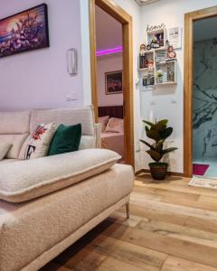 sala de estar con sofá y maceta en Hammamet appart with pool, en Nabeul 23 fotos más