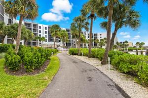 eine Auffahrt mit Palmen vor einem Gebäude in der Unterkunft Island Whispers Hideaway in Marco Island