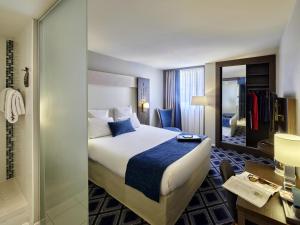 沙特尔Mercure Chartres Centre Cathedrale的一间带床和浴室的酒店房间 更多59张照片