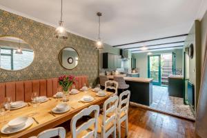 een eetkamer en keuken met een tafel en stoelen bij Bondgate House in Alnwick