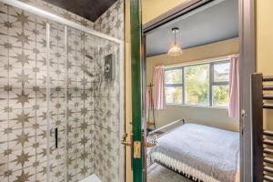 een slaapkamer met een bed en een douche bij Bondgate House in Alnwick