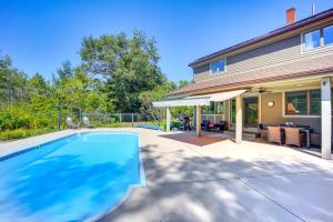 Πισίνα στο ή κοντά στο Heated Saltwater Pool Riverfront Home in Ludlow