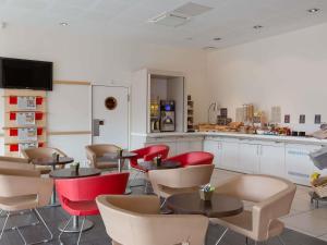 Μια τηλεόραση ή/και κέντρο ψυχαγωγίας στο Hôtel ibis Guingamp Cœur de Bretagne