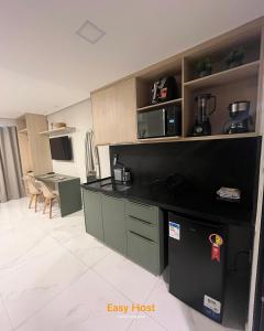 eine Küche mit einer schwarzen Arbeitsplatte in einem Raum in der Unterkunft Flats Move - By EasyHost in João Pessoa