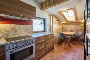 Kuchyň nebo kuchyňský kout v ubytování Apartments Enzian