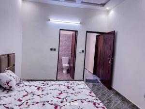una camera con letto, specchio e servizi igienici di Magnifique Mini-Villa Ouagadougou! a Ouagadougou